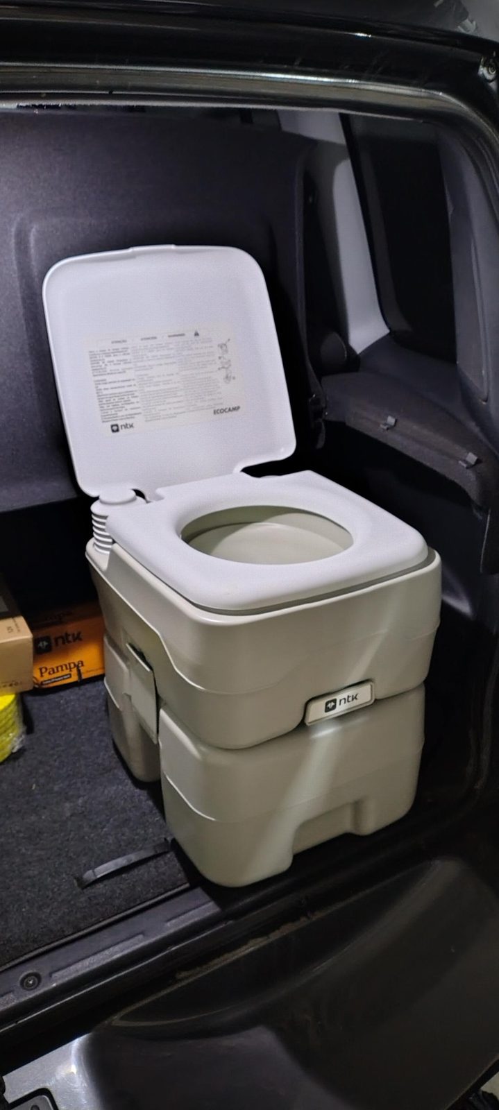Banheiro químico no porta-malas