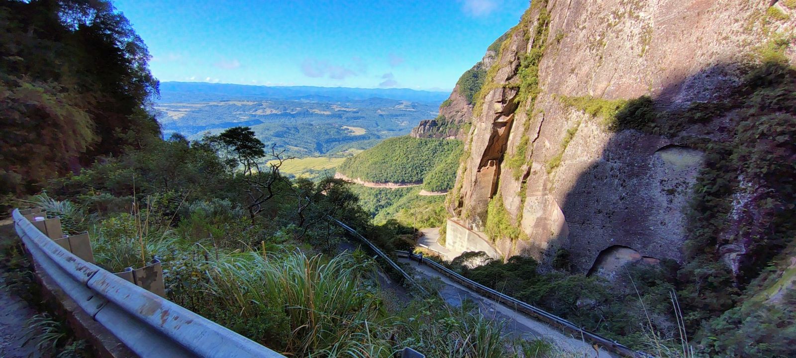 O corte na rocha e o vale visto da Serra do Corvo Branco