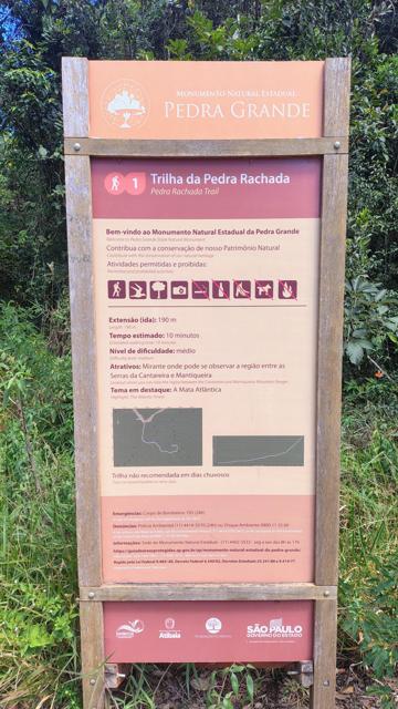 Placa da Trilha da Pedra Rachada