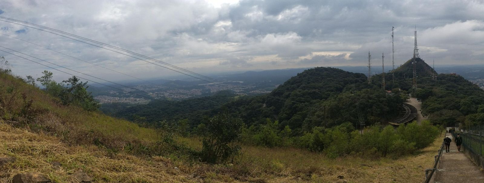 Panorama do alto do Pico do Jaraguá, com as torres de transmissão
